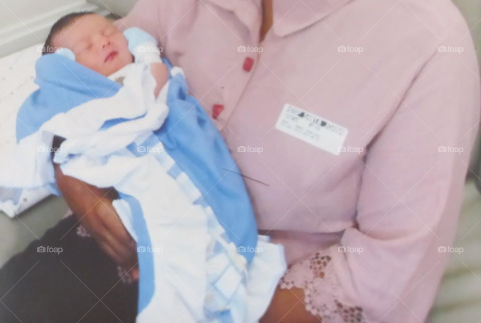 Bebê  dormindo confortável  e tranquilo! Quando o bebê  dorme, ele economiza energia, o que permite ganhar peso