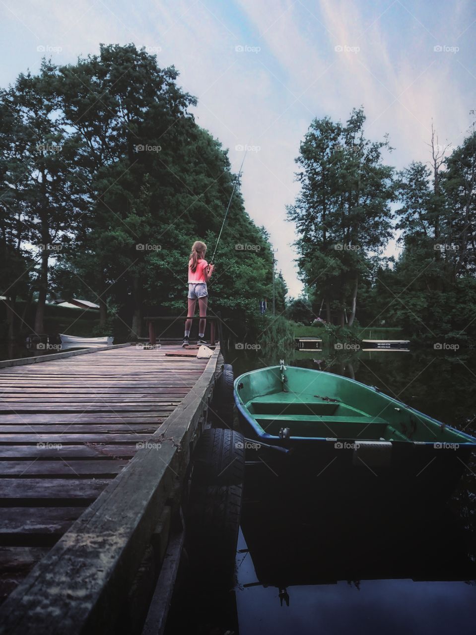 Girl fishing. Wadąg River