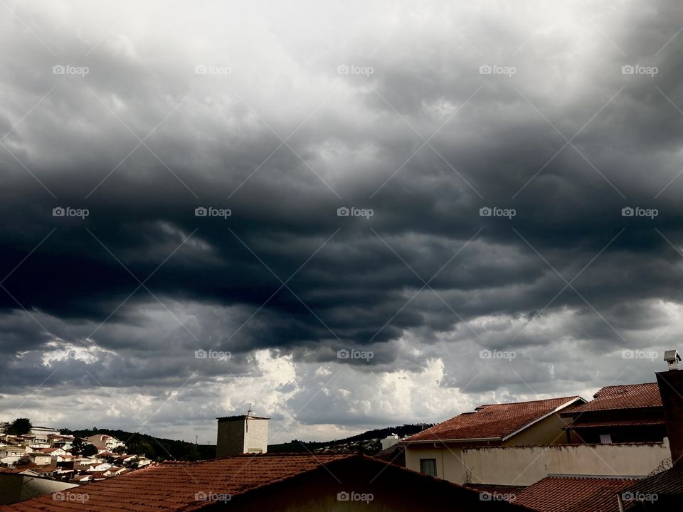 Ser a que teremos chuva daqui há pouco? Tempo escuro, nuvens carregadas e possibilidade de trovões!