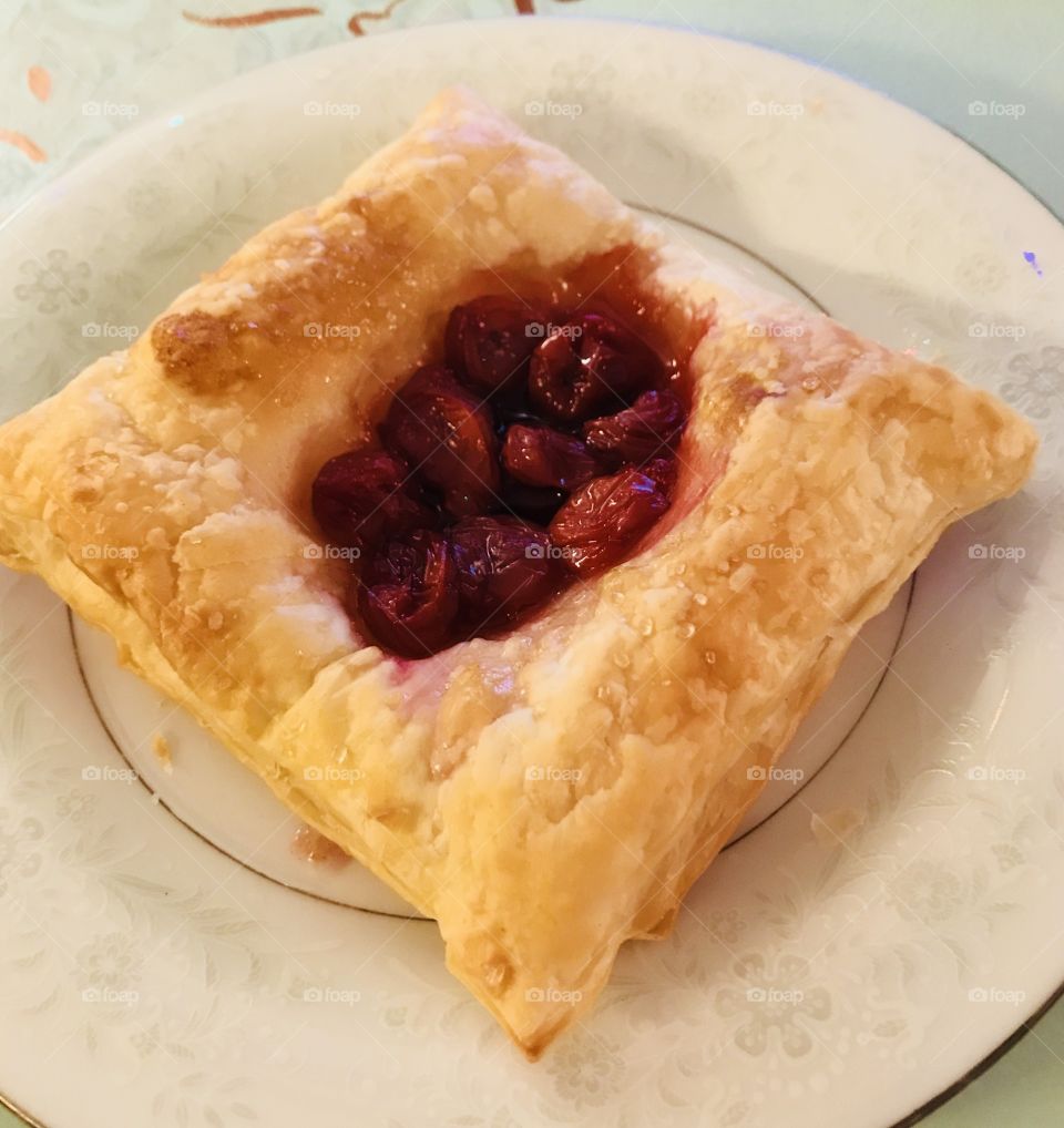 Puff pastry with cherries 