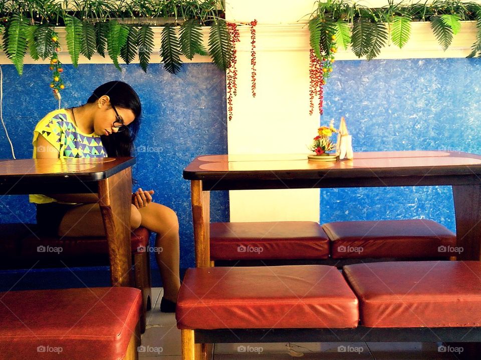 lady using a cellphone inside a cafe