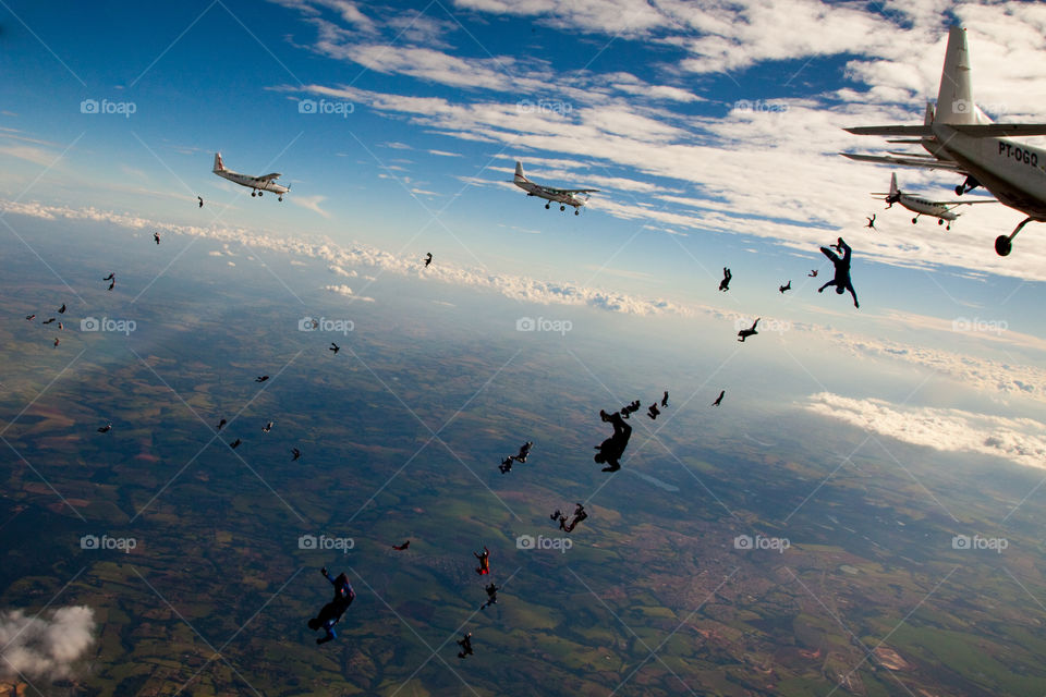skydivers jumping from many planes