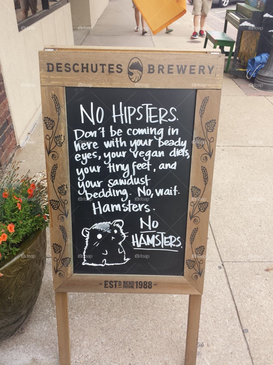 No Hampster sign outside of bar