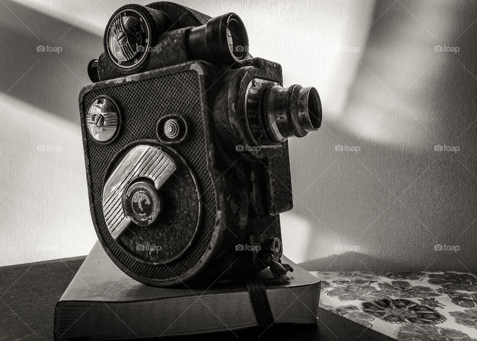 Black and white photo of a antique camera.