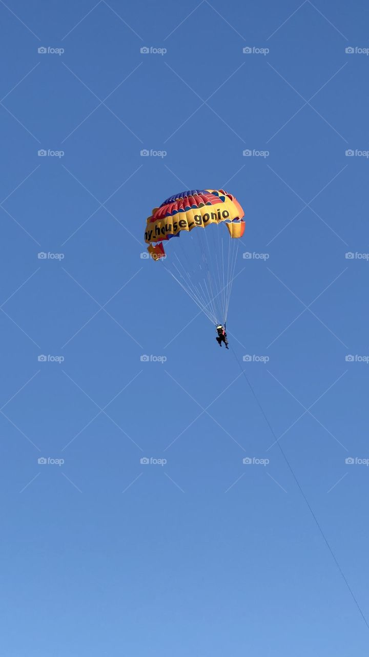 Triangle sky driver parachute 