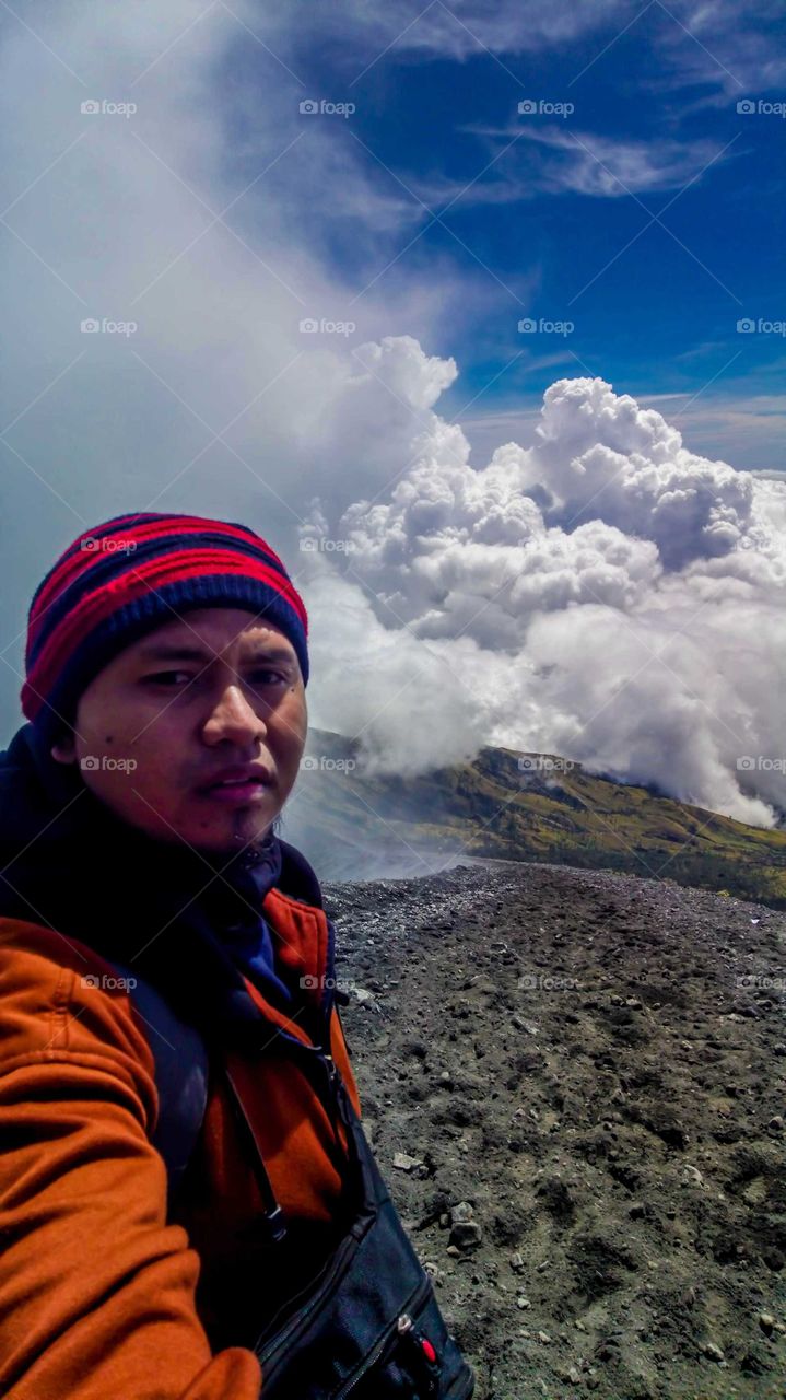 Wow want to come down rinjani 3726 meters above sea LEVEL but the dark fear of the black cloud