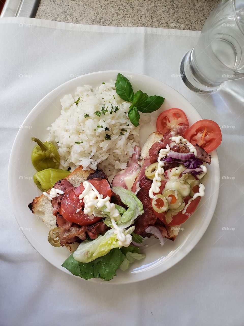arroz con pollo tomate peperocini lechuga y albahaca