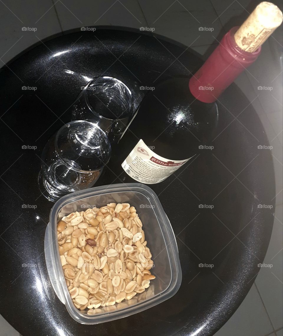 Vinho e amendoim.
