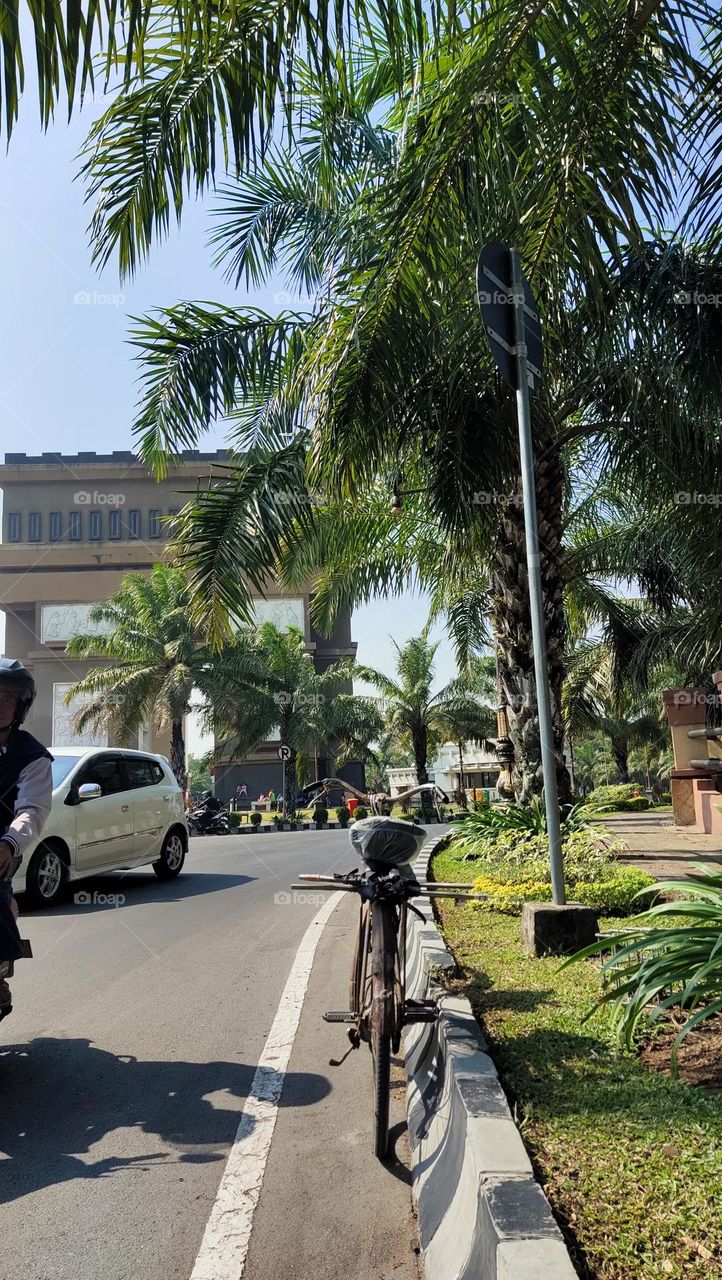 sepeda di simpang lima gumul
