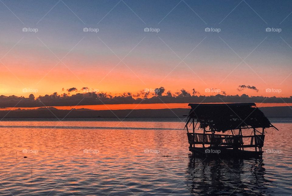Nothing beats the surreal feeling when you chill out by the beach. Calm, peaceful, serene, you name it; it just so amazing. By the way, can you spot the heart somewhere in this photo? 💛