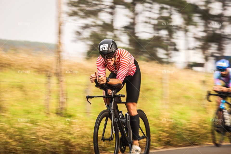 atleta de bicicleta em prova de triatrlhon.