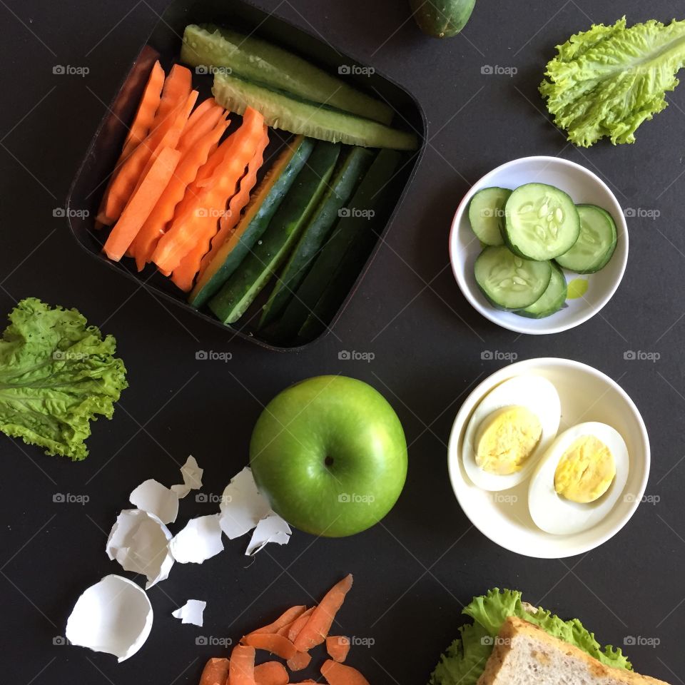 Lunchbox ; preparing food 