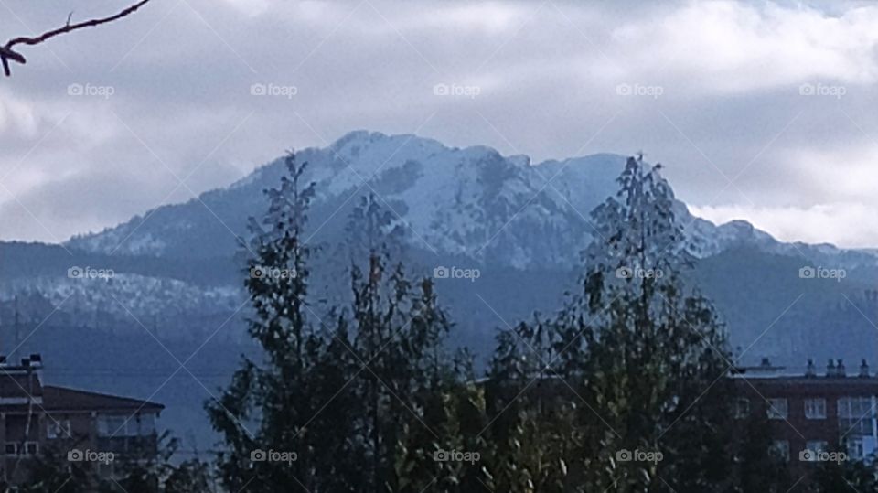 Una montaña blanca, se ve desde la ciudad🌇