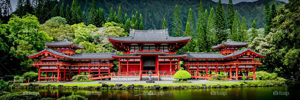 The colorful Byodo-in Japanese Buddhist Tmple, set against the lush green Ko’olau Mountain range. Oahu, Hawaii. 