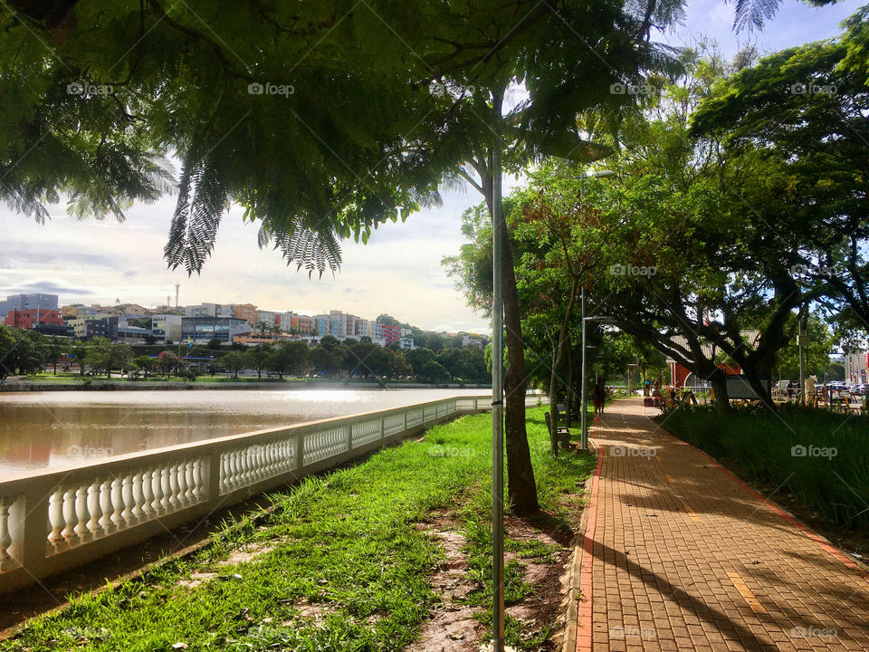 Is there anything better on Sunday morning than exercising by the lake? / Tem coisa mais gostosa no domingo de manhã, do que praticar exercícios à beira do lago?