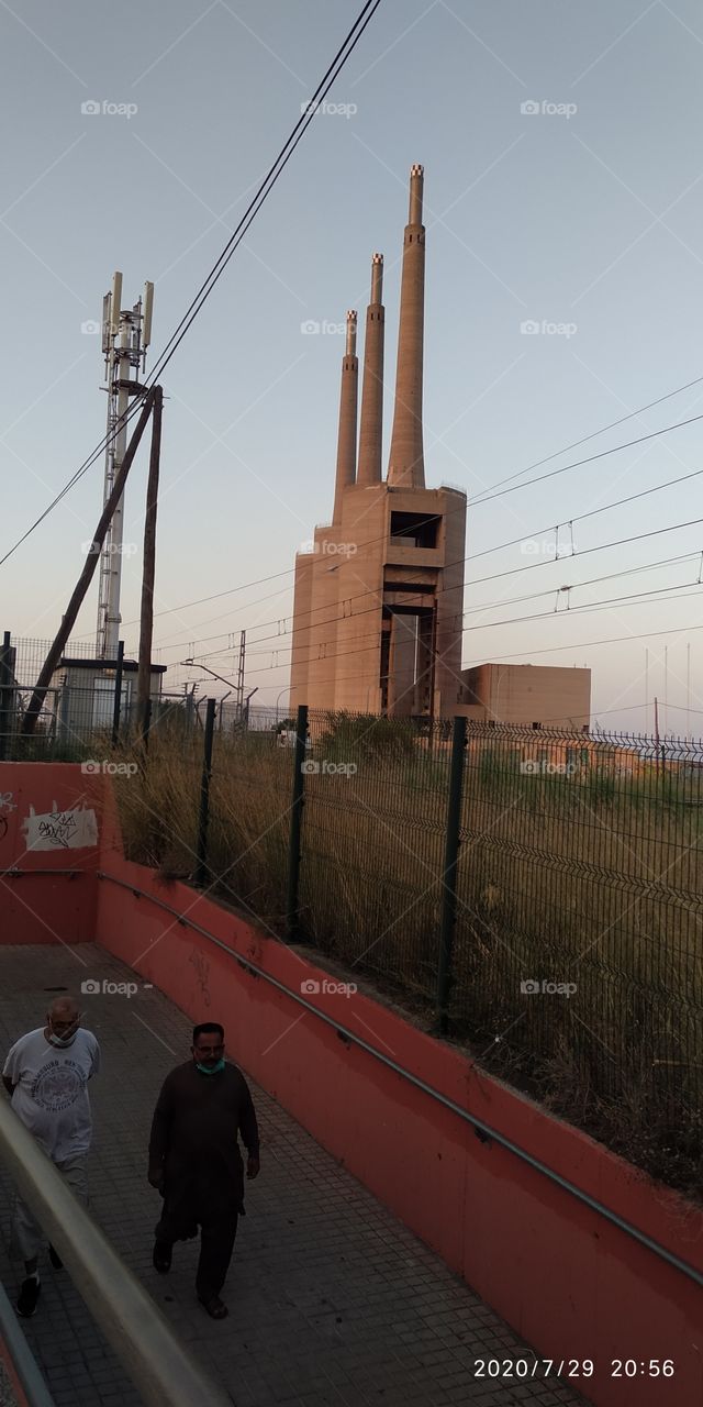 las tres chimeneas entre alambres