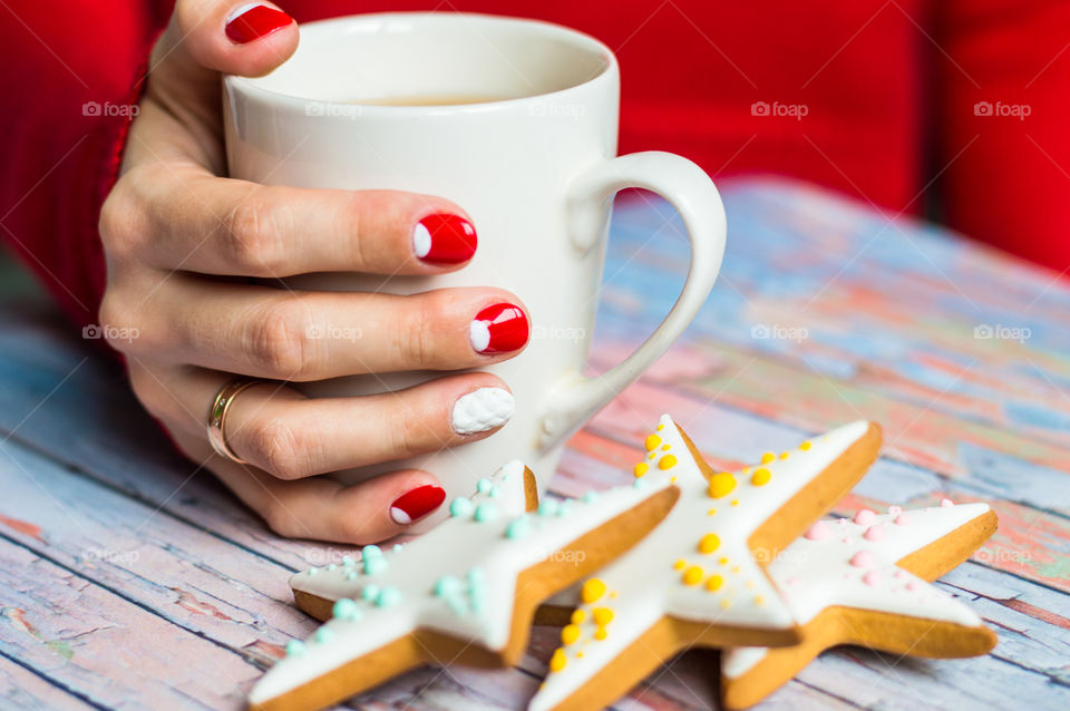 Close-up of a women's hand holding tea cup