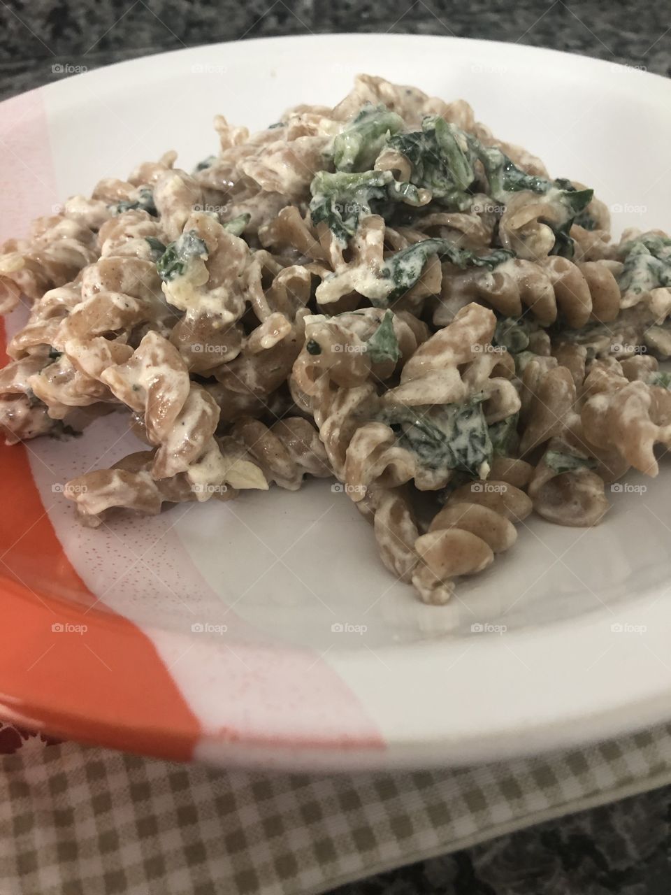 Macarrão com espinafre e gorgonzola - Receita - macarrão integral - espinafre - molho branco - gorgonzola - alho - cebola - azeite - noz moscada - sal a gosto.