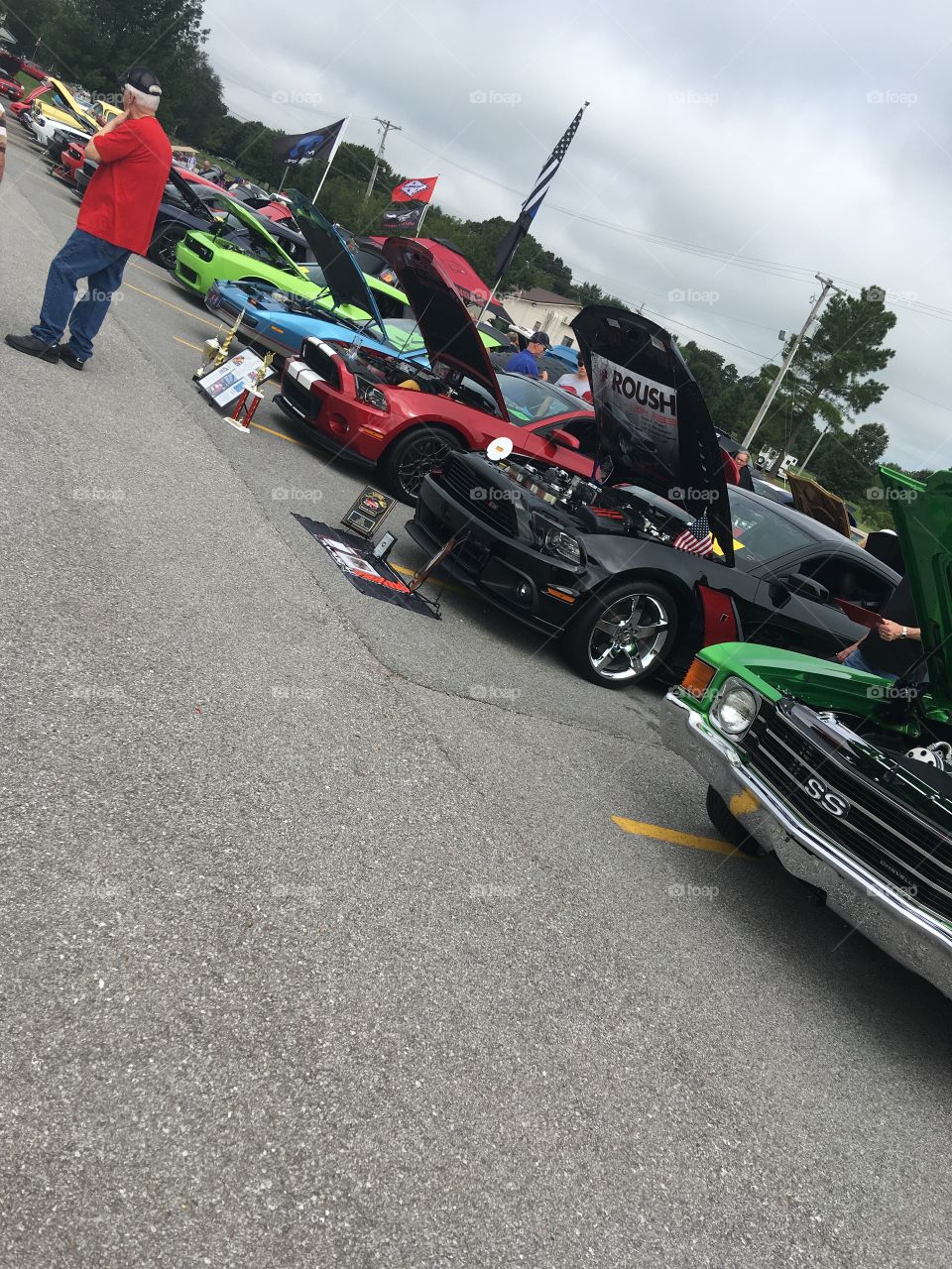 Car show and people everywhere I’m not the only one who has good taste! Hahaha 