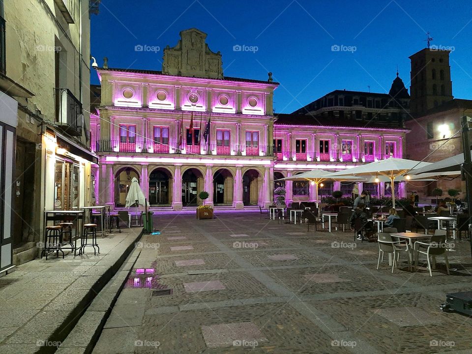 Ayuntamiento de León iluminado en rosa.