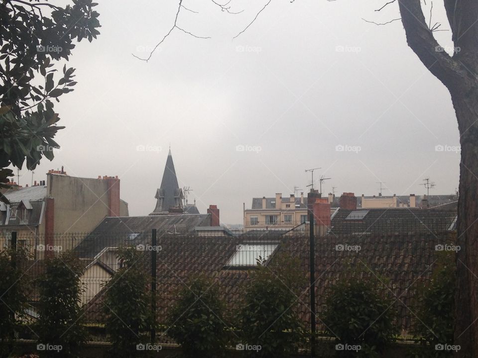 FRANÇAIS:
Sur les toits de la ville, il fait froid, le ciel est gris... un vrai temps d'hiver ! ❄️ 

ENGLISH:
Behind the town, it's cold, the sky is grey... a real winter time ! ❄️ 