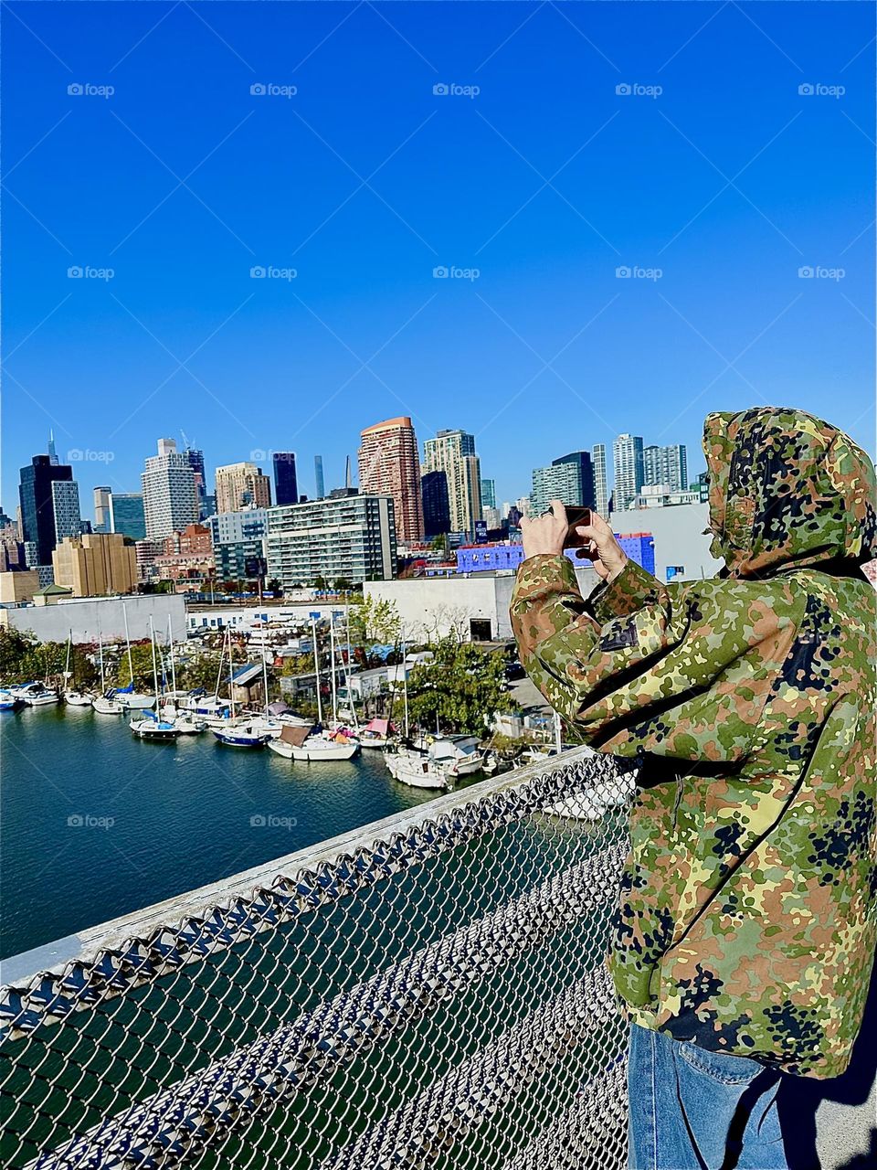 This is „Newtown Creek“ seen from the „Pulaski Bridge“ in LIC, Queens with all its boats and spectacular views. Another New Yorker apparently had the same idea as I and is snapping pictures. 2023. Hypnotic Productions