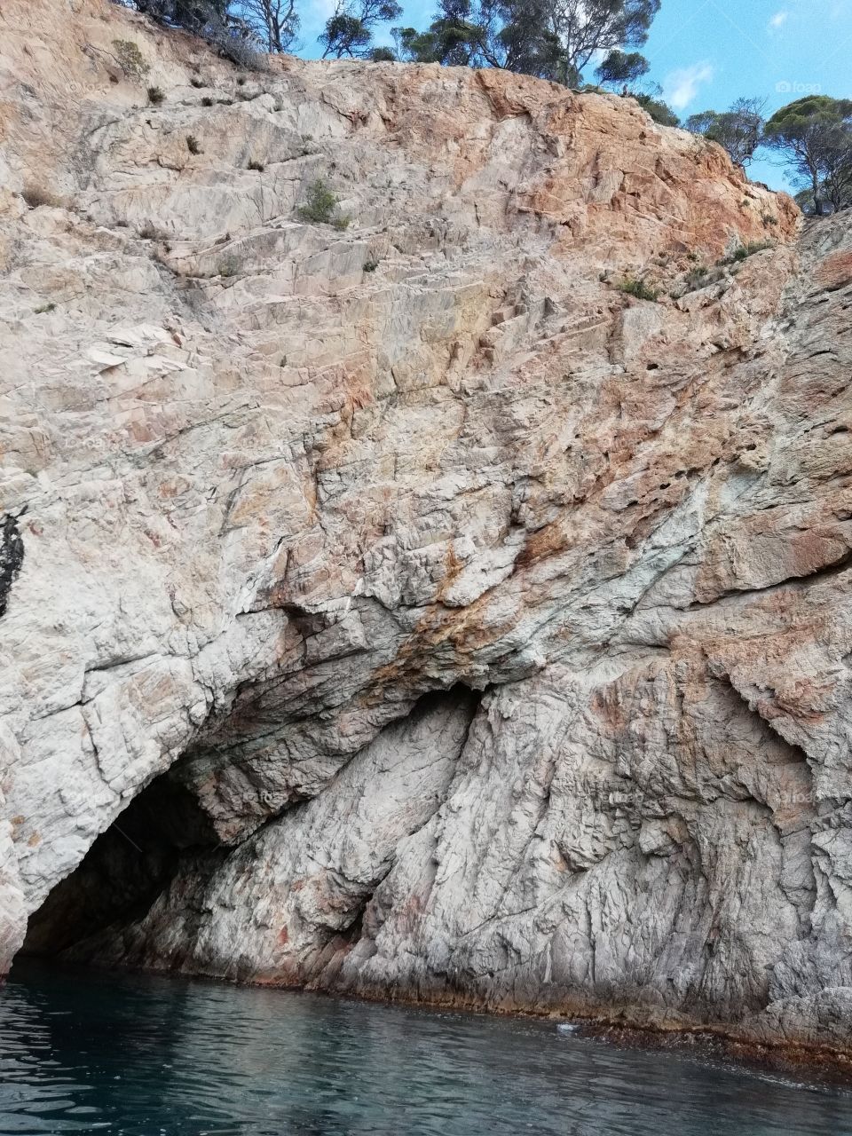 Cueva en el mar