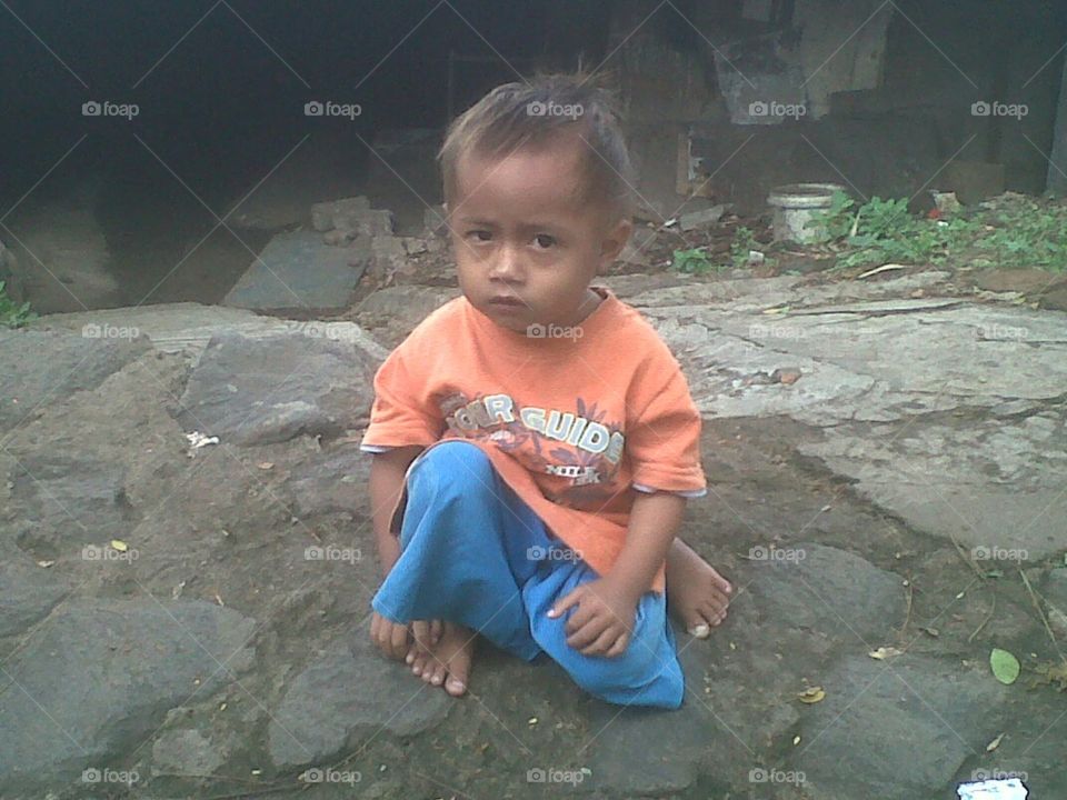 Child who lives under the bridge