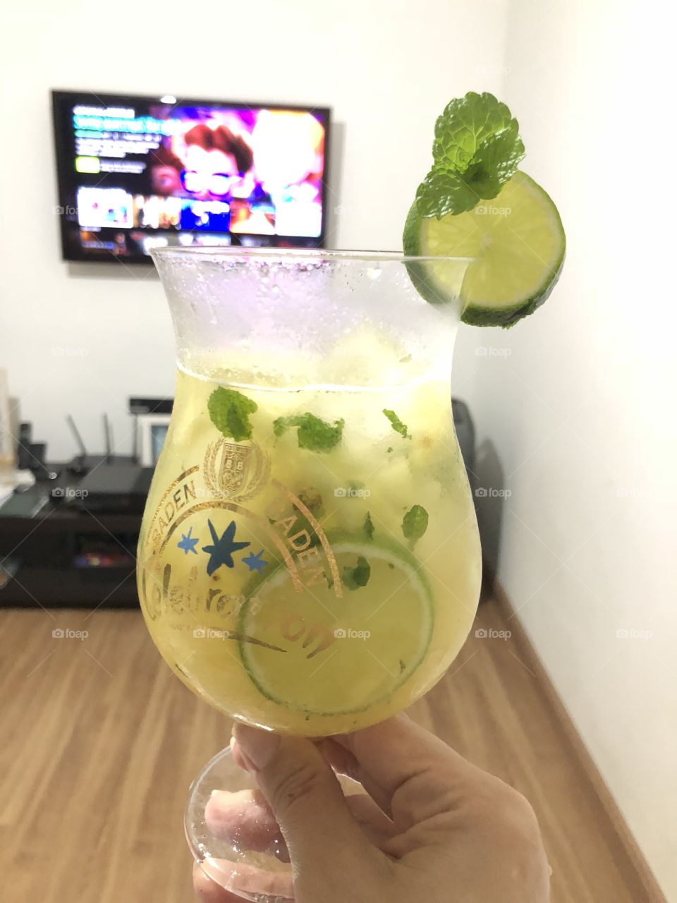 Gin drink with lemon mint
