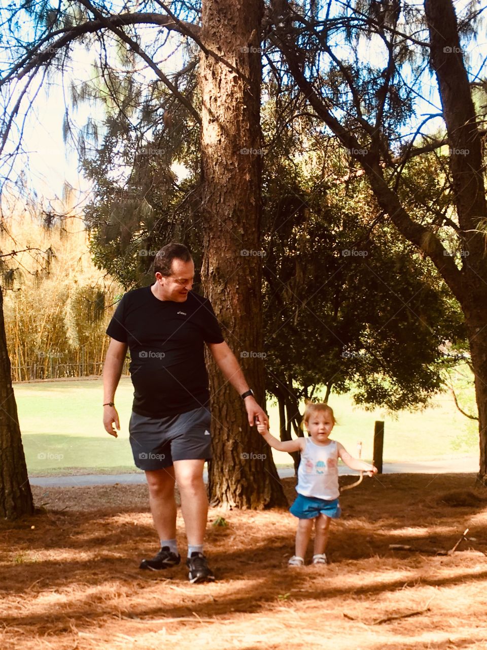 A memory of my trip that will be unforgettable: me and my daughter walking through the woods in Poços de Caldas, in Brazil. / Uma memória da minha viagem que será inesquecível: eu e minha filha passeando pelo bosque em Poços de Caldas, no Brasil. 