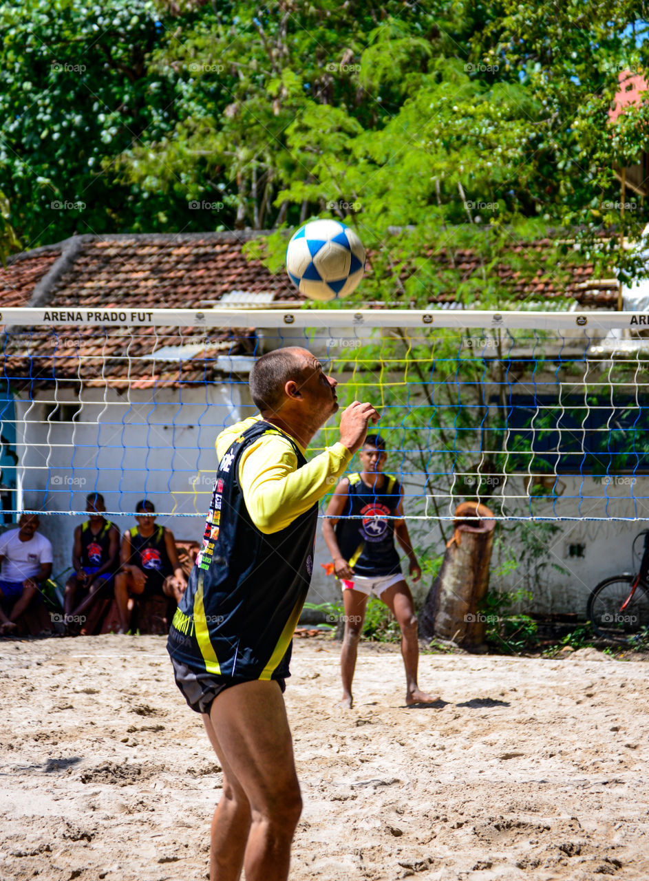 Levantamento de cabeça no footvolley com a tão querida bola da mikasa 