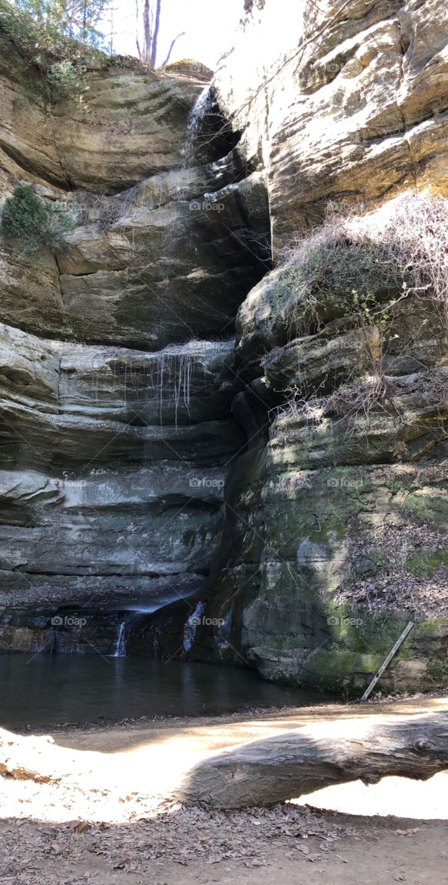 Trickling waterfall at Starved Rock State Park