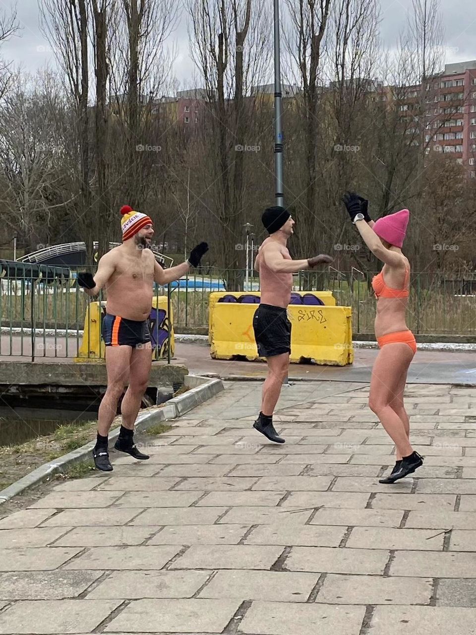 n sub-zero temperatures, Polish men and women, old and young, jumped into the water happily to the music. The shore ambulance is also on standby. π