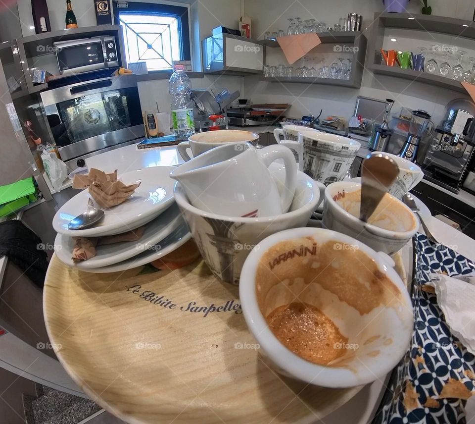 tazzine di caffè sporche su vassoio