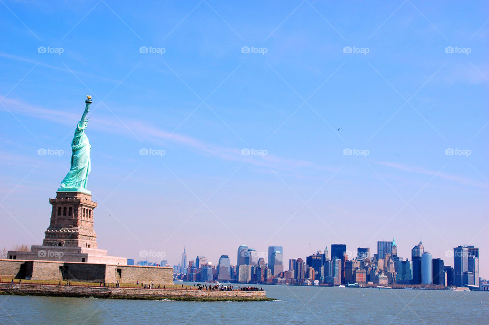 That Statue of Liberty overlooking manhattan