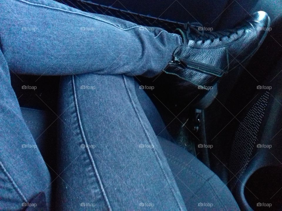 wearing black leather shoes and a black jean in winter for travelling