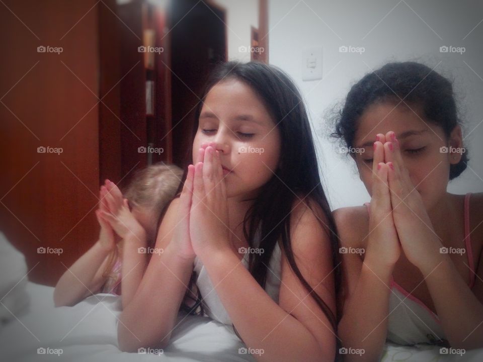 children praying - crianças orando