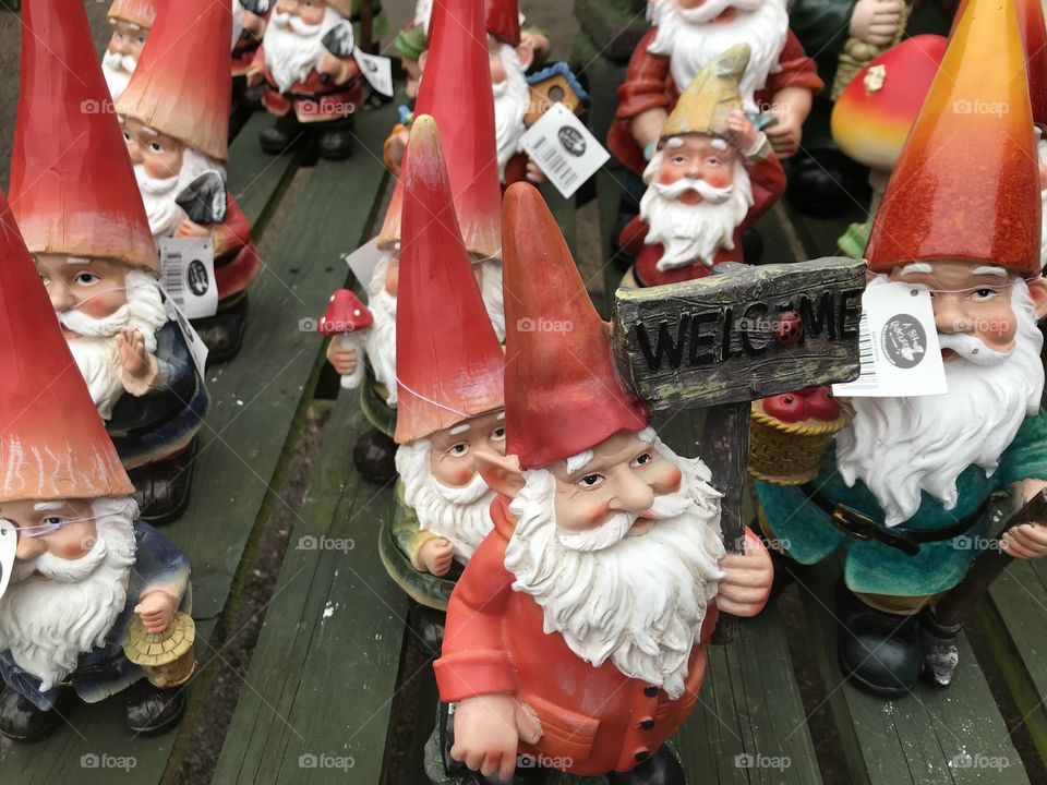 A good while ago “gnomes” had a bad press and became unpopular, these gnomes have bucked the trend & are here presenting as father xmas’s, let’s here it for gnomes, haha.