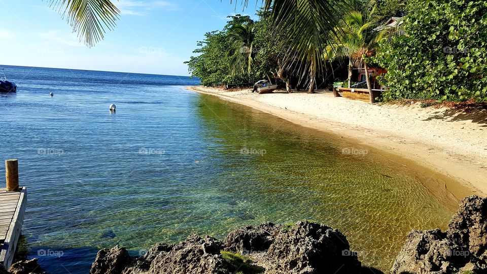 Escala de colores azules. en las playas de Utila, Islas de la Bahia. Honduras.