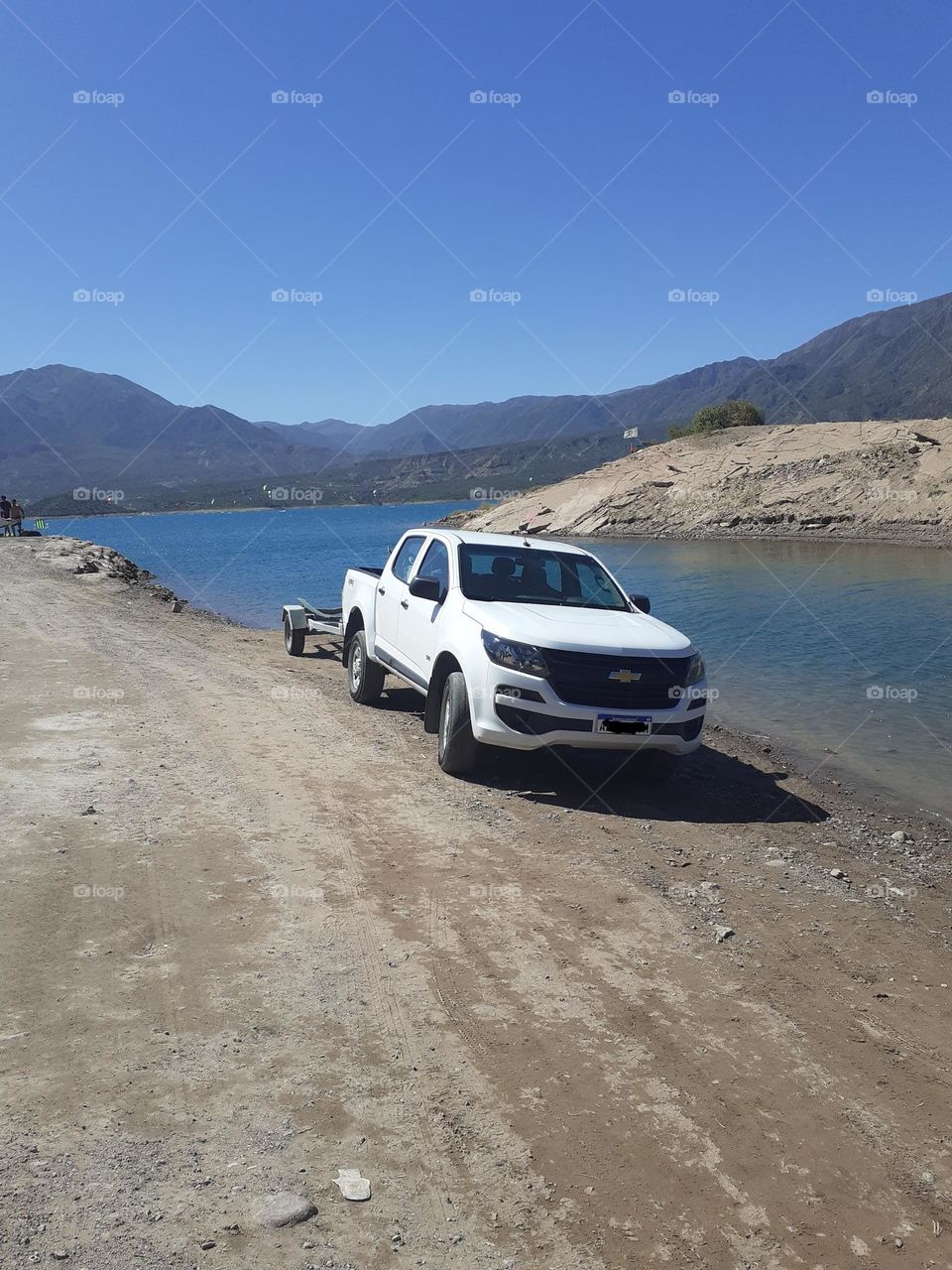 la camioneta a orillas del embalse