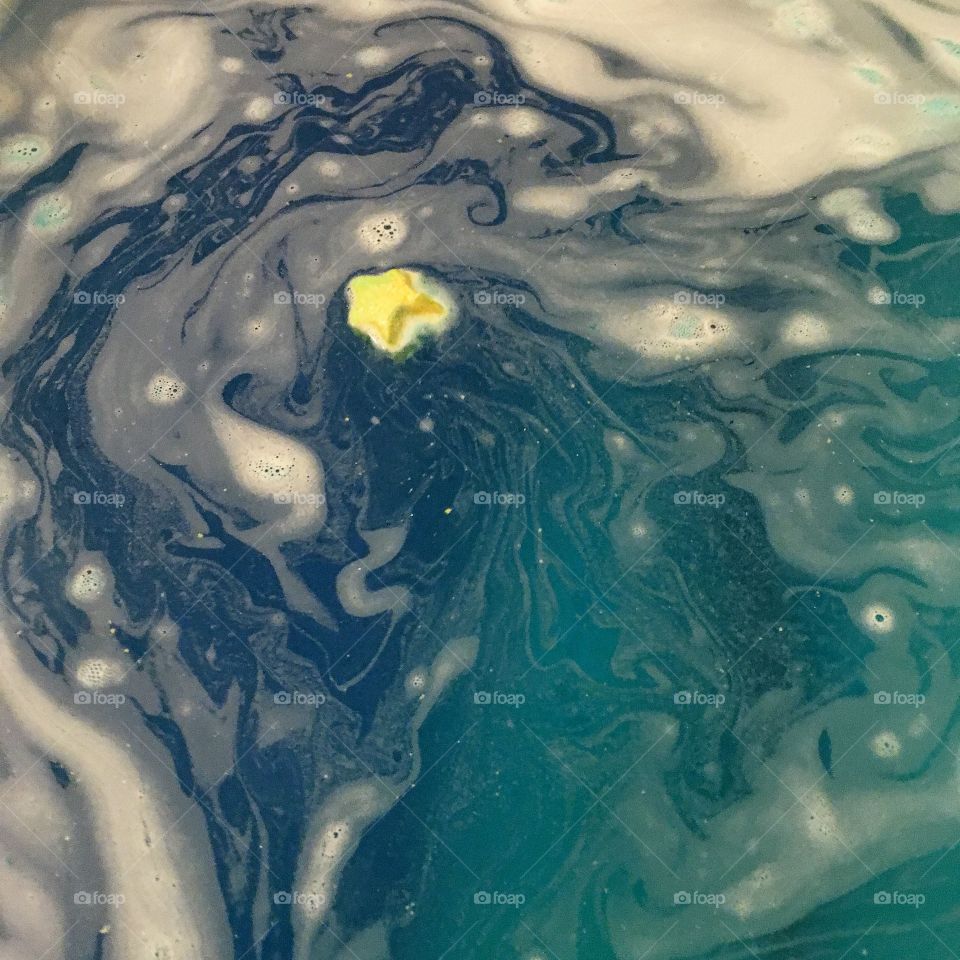 A relaxing bath with Lush bath bomb, Shoot for the stars