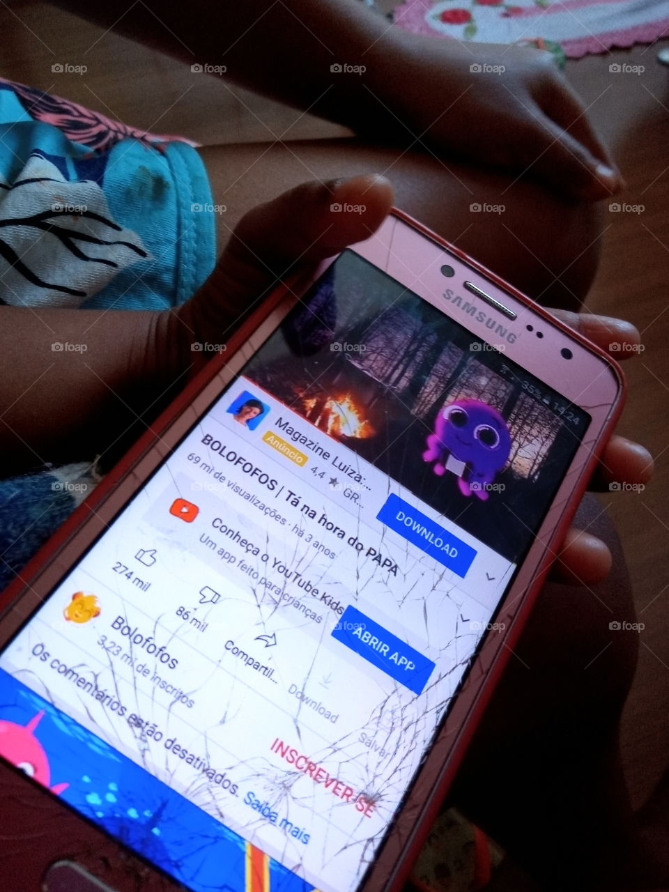 Crianças assistindo vídeo