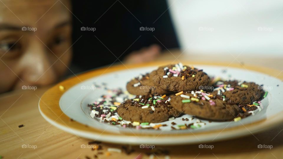 Wow, there are chocolate cookies, it looks delicious. Chocolate cookies make anyone who sees them want to eat them