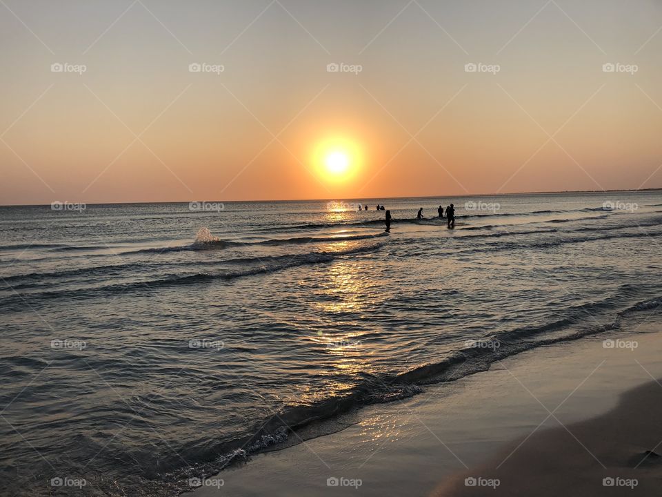 Banho de mar no final de tarde. Por do sol na Praia Grande. Arraial do Cabo. Imperdível. Belo de se ver.