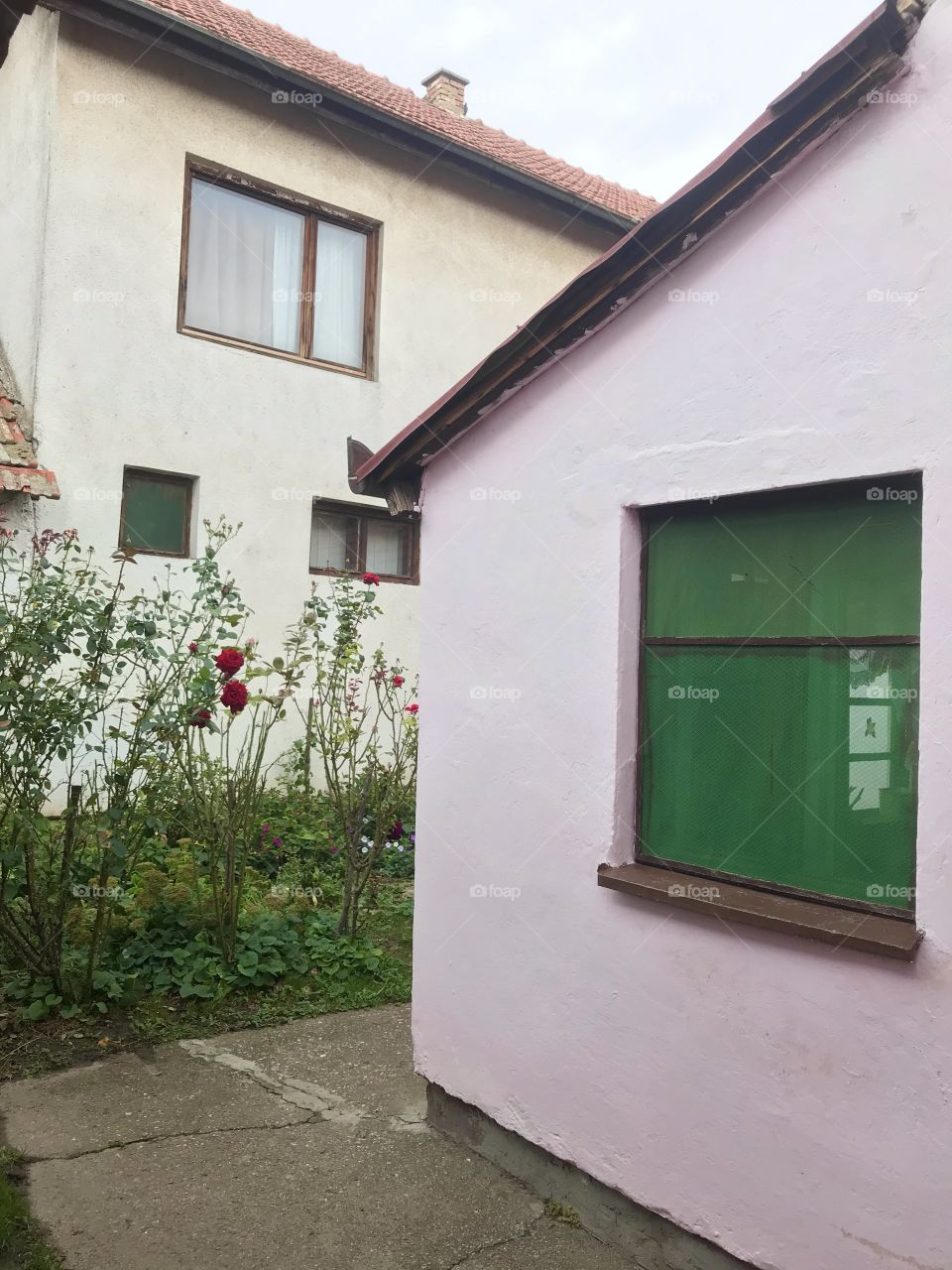 Houses that are describing the rural way of living.