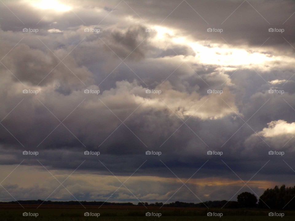 Regenwolken am frühen Morgen