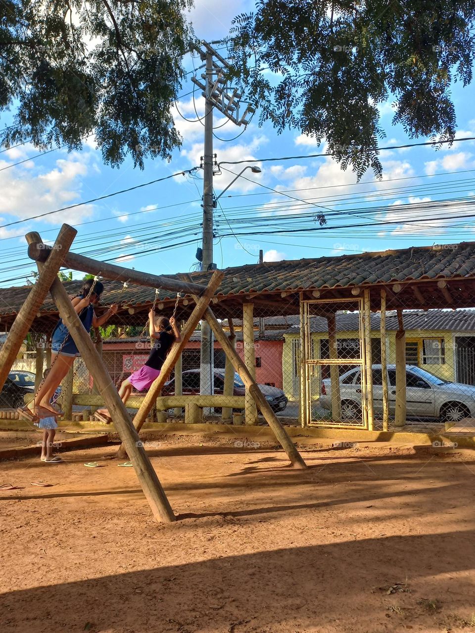 Crianças brincando  parquinho