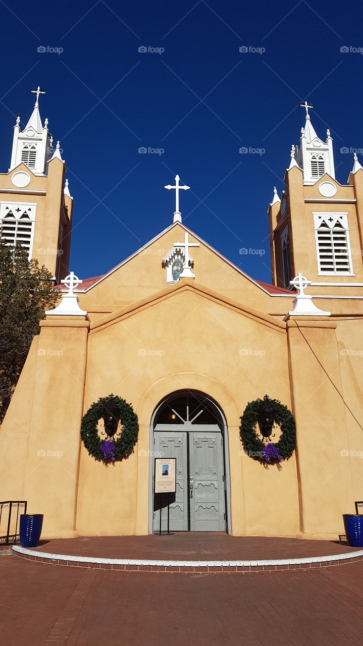 Facade of the San Felipe de Neri church in the old town of Alburquerque, New Mexico, USA