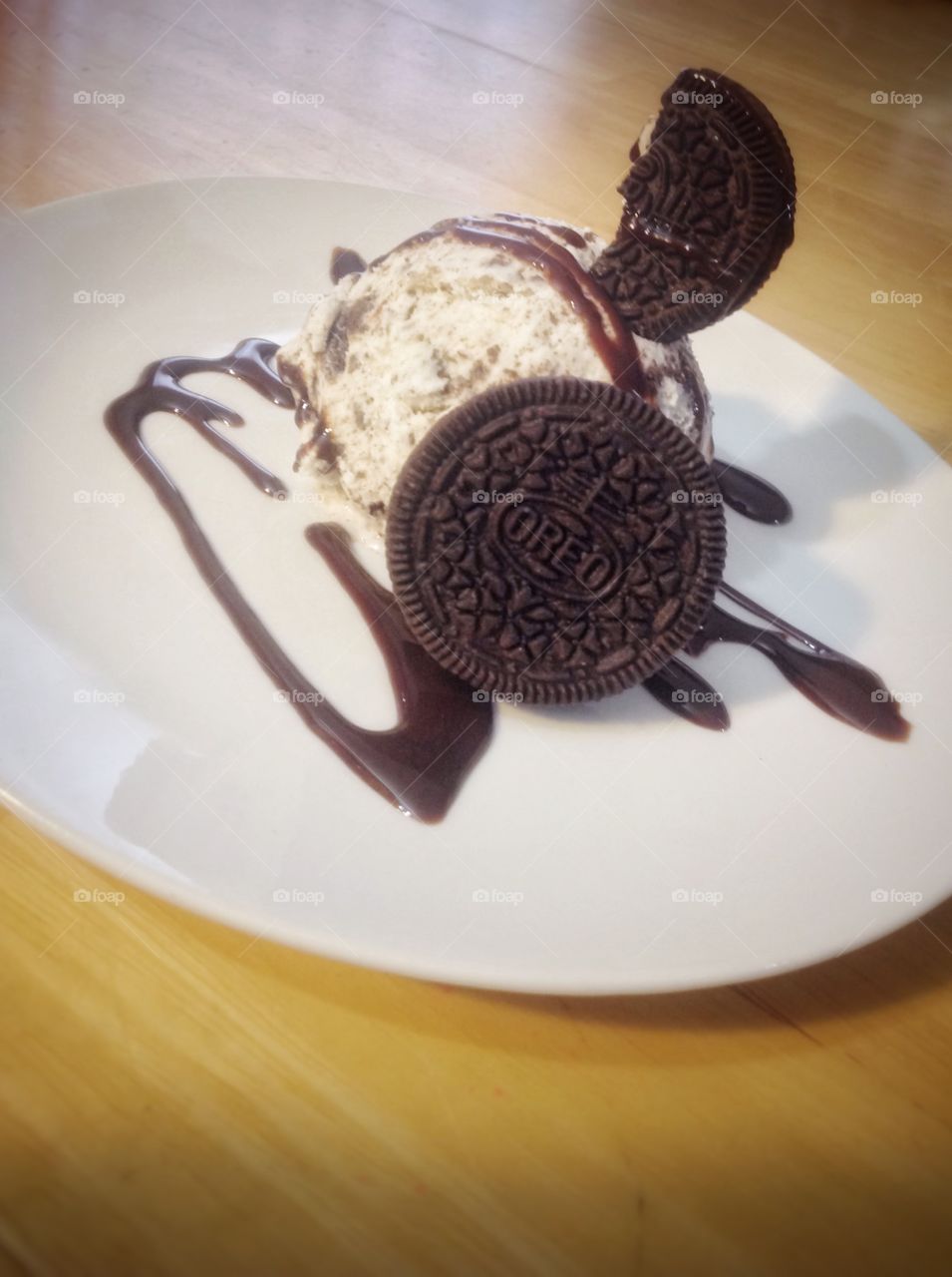 Oreo ice cream topped with Oreo and syrup