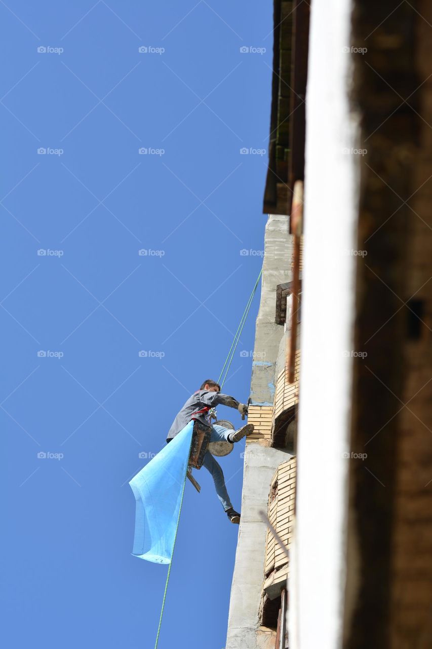 builder working on a high blue sky background 💙